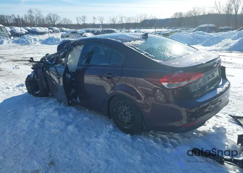 2018 Kia Forte Lx z USA, uszkodzony, nr VIN 3KPFK4A73JE169347